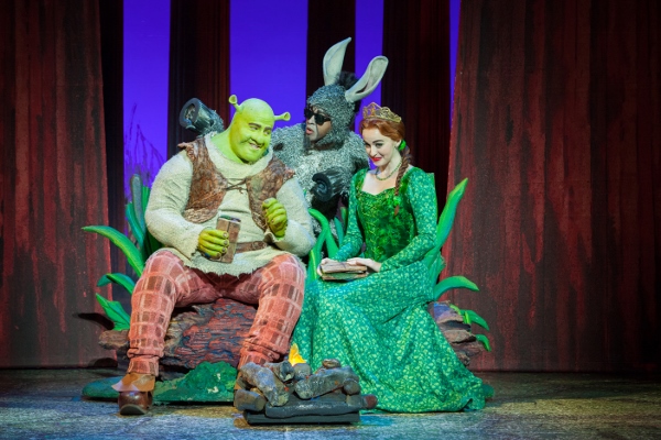 Make_A_Move_with_Perry_Sook_as_Shrek_ Jeremy_Gaston_as_Donkey_and_Whitney_Winfield_as_Fiona_L_vR (600x400)